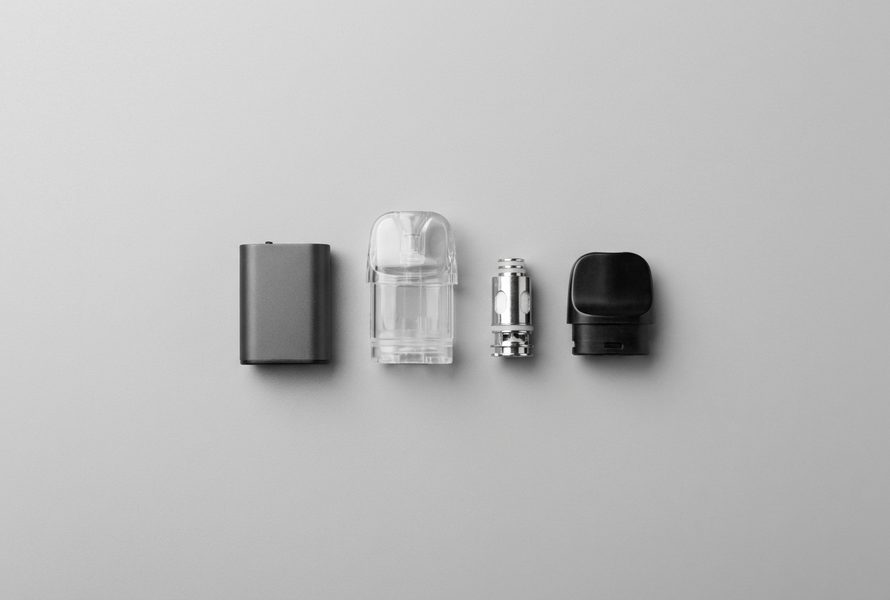 Bauteile eines zerlegten Pod-Systems nebeneinander: Akkuteil, transparenter Pod, Coil und Mundstück